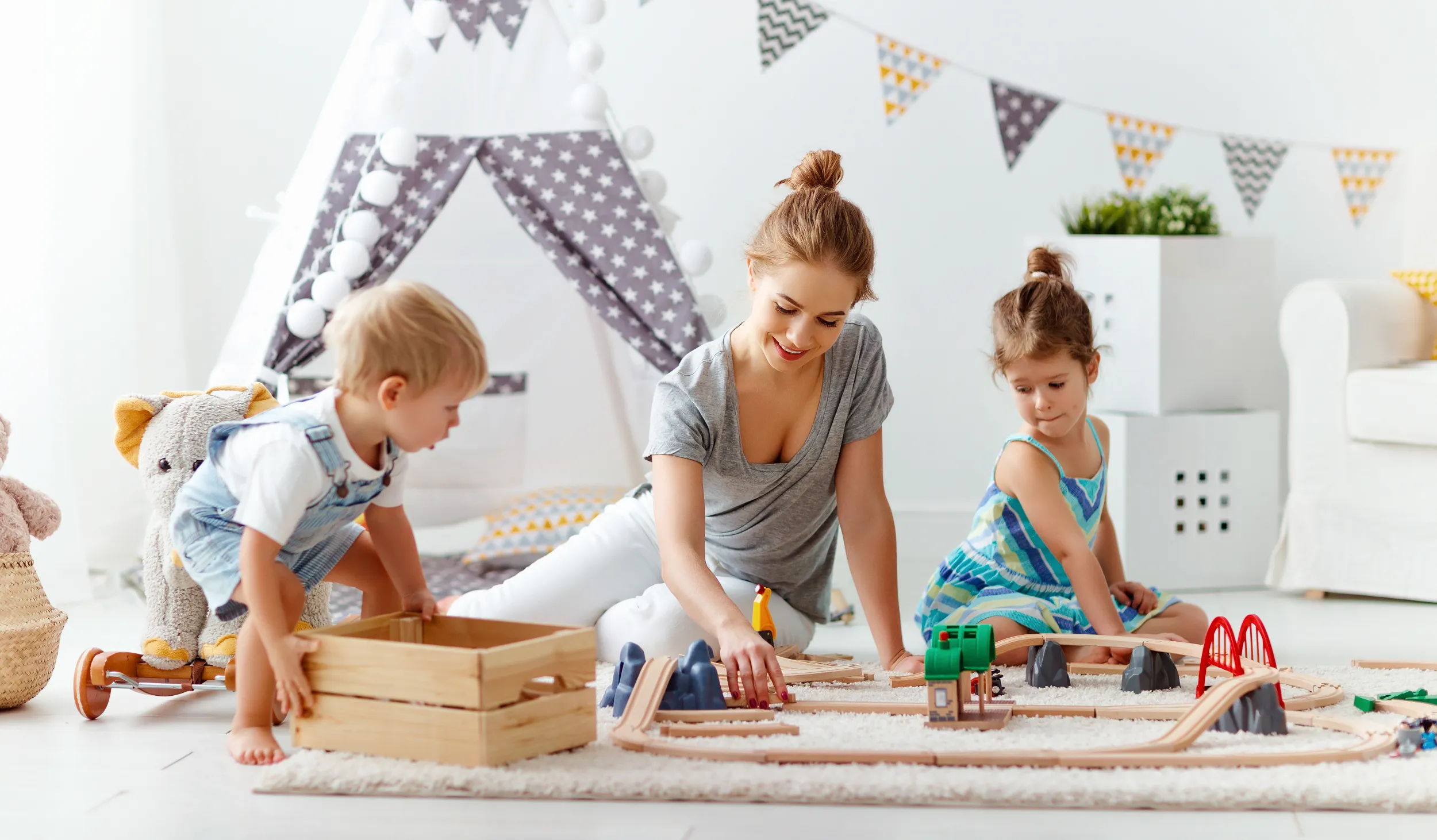 Photo d'un parent qui joue avec ses enfants